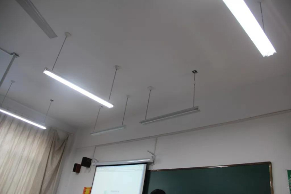 不少學(xué)校教室仍在使用傳統(tǒng)熒光燈