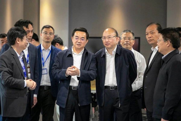 高興夫副省長鼓勵(lì)三思要繼續(xù)堅(jiān)持科技創(chuàng)新之路